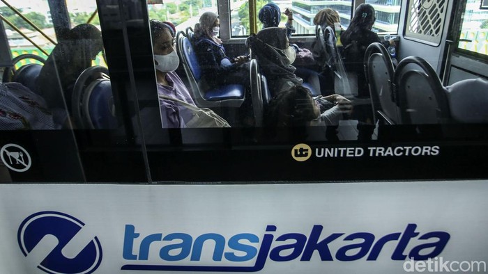 Sejumlah penumpang beraktivitas di Halte CSW, Jakarta, Kamis (11/8/2022). Gubernur DKI Jakarta Anies Baswedan resmi menetapkan besaran maksimal tarif integrasi transportasi MRT-LRT-TransJakarta sebesar Rp 10 ribu. Kebijakan tarif integrasi tiga mode transportasi itu diberlakukan mulai hari ini.