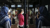 Sejumlah penumpang menunggu bus TransJakrata di Halte CSW.