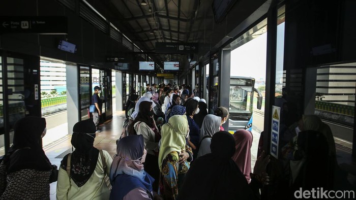 Sejumlah penumpang beraktivitas di Halte CSW, Jakarta, Kamis (11/8/2022). Gubernur DKI Jakarta Anies Baswedan resmi menetapkan besaran maksimal tarif integrasi transportasi MRT-LRT-TransJakarta sebesar Rp 10 ribu. Kebijakan tarif integrasi tiga mode transportasi itu diberlakukan mulai hari ini.