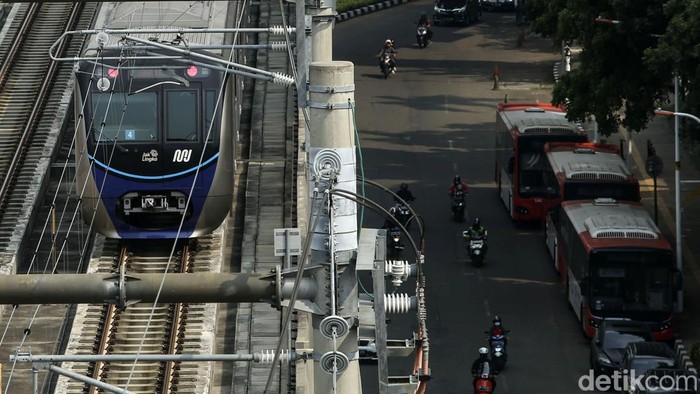 Sejumlah penumpang beraktivitas di Halte CSW, Jakarta, Kamis (11/8/2022). Gubernur DKI Jakarta Anies Baswedan resmi menetapkan besaran maksimal tarif integrasi transportasi MRT-LRT-TransJakarta sebesar Rp 10 ribu. Kebijakan tarif integrasi tiga mode transportasi itu diberlakukan mulai hari ini.
