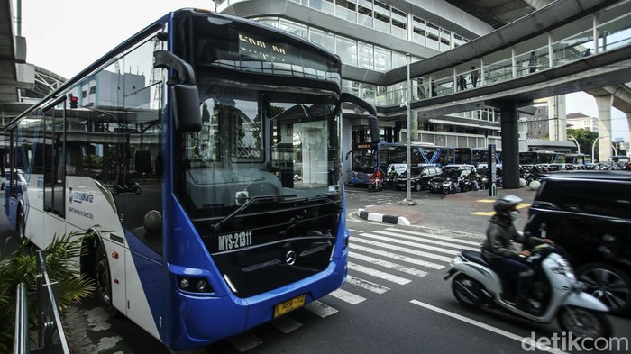 Naik Transportasi Integrasi DKI Hanya Rp 10 Ribu Sejumlah penumpang beraktivitas di Halte CSW, Jakarta, Kamis (11/8/2022). Gubernur DKI Jakarta Anies Baswedan resmi menetapkan besaran maksimal tarif integrasi transportasi MRT-LRT-TransJakarta sebesar Rp 10 ribu. Kebijakan tarif integrasi tiga mode transportasi itu diberlakukan mulai hari ini.