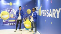 Pada jam tertentu yaitu pukul 17.00 hingga 21.00 WIB mulai tanggal 8 Agustus hingga 15 Agustus 2022 konsumen bisa mendapatkan diskon harga termurah. Untuk tiket pesawat domestik diskon yang diberikan mencapai 40 persen dengan ekstra diskon hingga Rp 411.000. Sementara tiket pesawat Internasional bisa didapatkan dengan tawaran diskon hingga 11 persen ditambah ekstra diskon hingga Rp1,1 juta.
