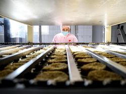 Mie Instan Mau Naik Harga, Pabriknya Canggih Lho!