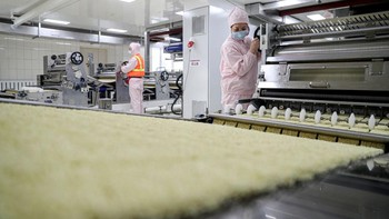 Ini mie yang siap dipotong-potong menjadi bagian-bagian kecil sesuai porsi yang ditentukan. Foto: Getty Images