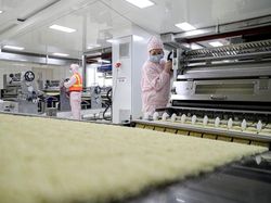 Mie Instan Mau Naik Harga, Pabriknya Canggih Lho!