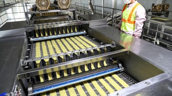 Pembuatan mie instan saat ini telah menggunakan teknologi yang canggih. Foto: Getty Images