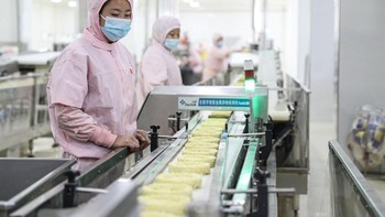 Petugas mengawasi mie instan agar sesuai dengan kualitas yang ditentukan. Foto: Getty Images