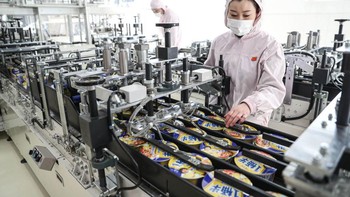 Proses pembungkusan berlangsung dengan cepat. Ini untuk versi mie dalam cup. Foto: Getty Images