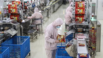 Sedangkan ini untuk versi mie instan yang dibungkus biasa. Foto: Getty Images