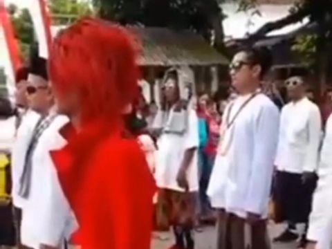 Parodi Pesulap Merah menunjukkan KTPnya