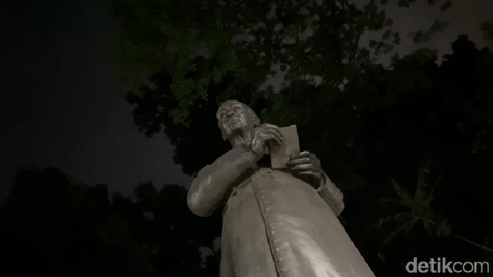 Patung Pastor Verbraak di Taman Maluku, Kota Bandung.
