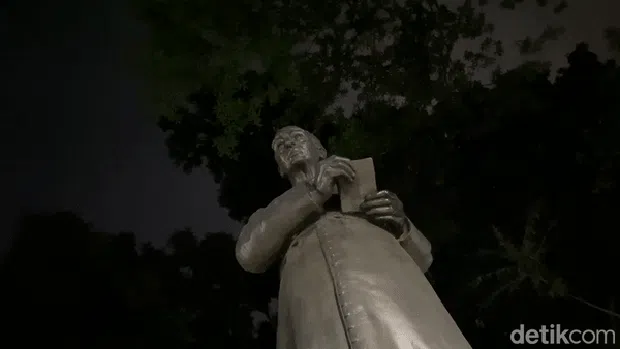Patung Pastor Verbraak di Taman Maluku, Kota Bandung.