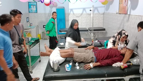 Korban S (17) mendapatkan perawatan di Puskesmas Calabai.