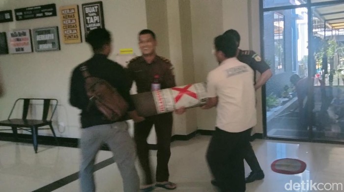 Pemeriksaan oknum Satpol PP Surabaya tersangka penjualan aset barang sitaan di Kejari.