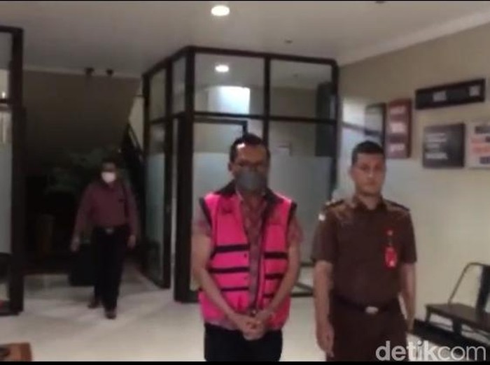 Pemeriksaan oknum Satpol PP Surabaya tersangka penjualan aset barang sitaan di Kejari.