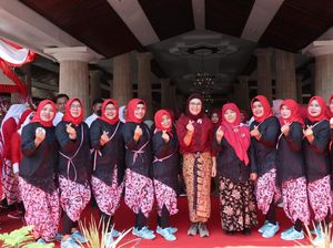 Bupati Indramayu Ajak Ibu-ibu Cinta & Bangga Kenakan Kebaya
