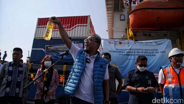 Pemerintah mengirimkan minyak goreng curah kemasan sederhana dengan merek Minyakita sebanyak 1,3 juta liter ke Papua, Maluku hingga Nusa Tenggara Timur (NTT). Pengiriman ini dilakukan agar ketersediaan minyak goreng dengan harga Rp 14.000 per liter merata hingga ke Indonesia Timur.