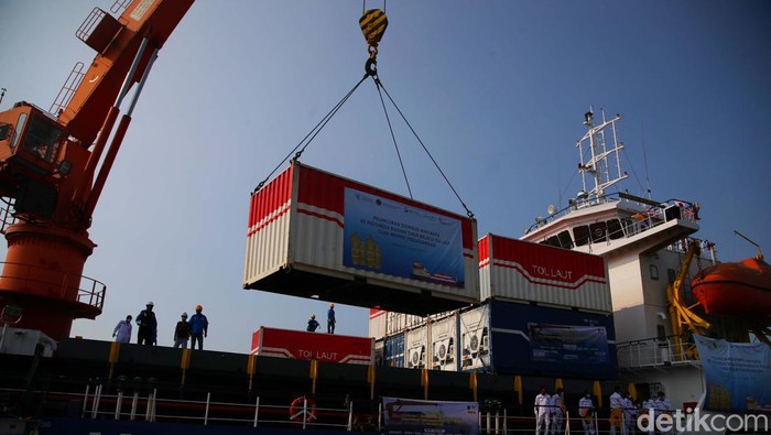 Penampakan Minyak Murah Rp 14.000/Liter Dikirim ke Maluku-NTT-Papua Pemerintah mengirimkan minyak goreng curah kemasan sederhana dengan merek Minyakita sebanyak 1,3 juta liter ke Papua, Maluku hingga Nusa Tenggara Timur (NTT). Pengiriman ini dilakukan agar ketersediaan minyak goreng dengan harga Rp 14.000 per liter merata hingga ke Indonesia Timur.