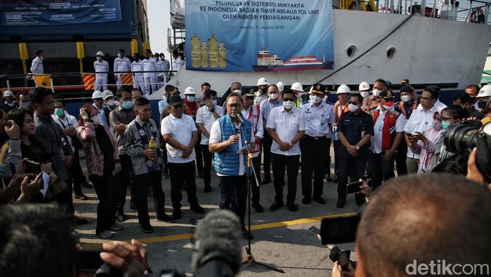 Pemerintah mengirimkan minyak goreng curah kemasan sederhana dengan merek Minyakita sebanyak 1,3 juta liter ke Papua, Maluku hingga Nusa Tenggara Timur (NTT). Pengiriman ini dilakukan agar ketersediaan minyak goreng dengan harga Rp 14.000 per liter merata hingga ke Indonesia Timur.