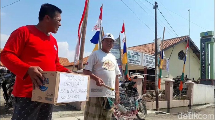 Penggalangan dana alumni SDN Randusanga Wetan 01,  Brebes, Kamis (11/8/2022).
