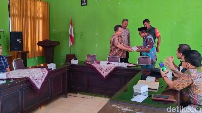 Penyerahan SK pemberhentian sementara Kades Kebonagung di Kantor Camat Kajen, Kabupaten Pekalongan, Kamis (11/8/2022).