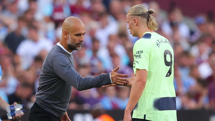 LONDON, ENGLAND - AUGUST 07: Josep Pep Guardiola, manager of Manchester City, shakes hands with Erling Haaland during the Premier League match between West Ham United and Manchester City at London Stadium on August 07, 2022 in London, England. (Photo by James Gill - Danehouse/Getty Images)
