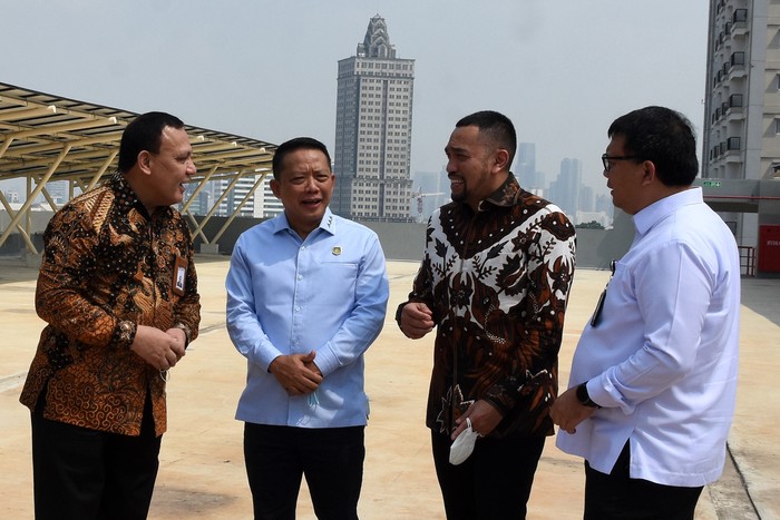 Ketua KPK Firli Bahuri (keempat kanan) berbincang dengan Wakil Ketua Komisi III DPR Ahmad Sahroni (kedua kanan), Jampidsus Febrie Adriansyah (ketiga kanan), Dirjen PAS Kemenkumham Irjen Pol Reynhard S.P. Silitonga (kanan), Hakim Agung Mahkamah Agung Surya Jaya (keempat kiri), Wakil Ketua KPK Alexander Marwata (ketiga kiri), Anggota I BPK Nyoman Adhi Suryadnyana (kedua kiri), dan Dirtipidkor Bareskrim Polri Brigjen Pol Cahyono Wibowo (kiri) saat meninjau fasilitas solar panel pada peresmian Rumah Penyimpanan Benda Sitaan dan Barang Rampasan (Rupbasan) KPK di Jalan Dewi Sartika, Cawang, Kramat Jati, Jakarta Timur, Rabu (10/8/2022). Peresmian ini menandai awal pemanfaatan Rupbasan tersebut sebagai bagian dari optimalisasi asset recovery melalui pemeliharaan, pengamanan benda sitaan, ataupun barang rampasan dari penanganan tindak pidana korupsi yang ditangani KPK. ANTARA FOTO/Indrianto Eko Suwarso/YU