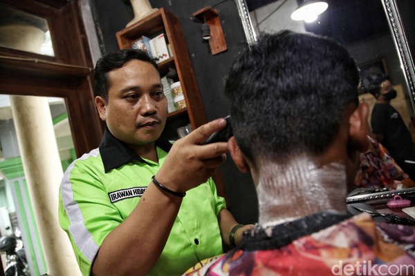 Ketua Asgar Indonesia, Irawan Hidayah, pemangkas rambut yang juga pelobi handal menghasilkan perumahan untuk komunitasnya dari Kementerian PUPR (Foto: Pradita Utama/detikcom)