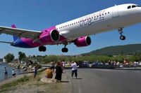 Tegang! Pesawat Airbus Mendarat Mepet Pantai