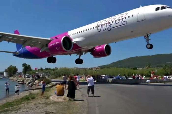 Pesawat Wizz Air terbang rendah
