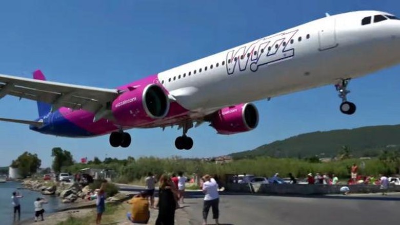 Pesawat Wizz Air terbang rendah