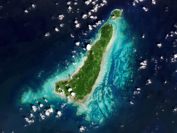 Sebuh pulau kecil di hamparan lautan terlihat lebih indah dalam citra satelit. Nah, seperti apa sih penampakannya?