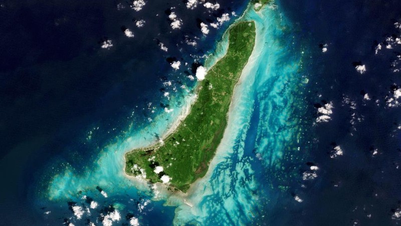 Sebuh pulau kecil di hamparan lautan terlihat lebih indah dalam citra satelit. Nah, seperti apa sih penampakannya?