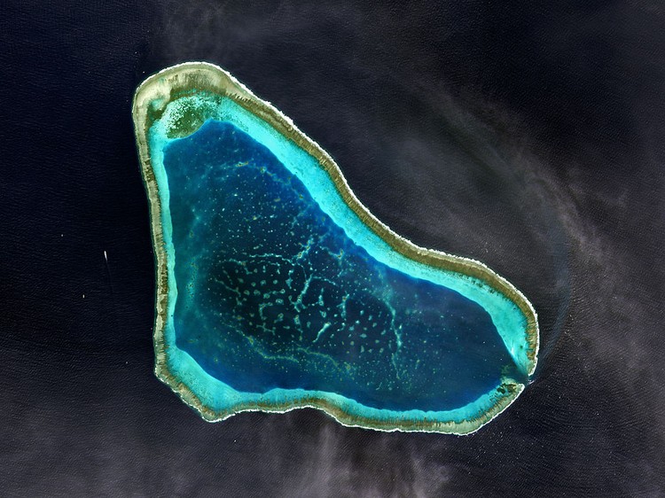 Sebuh pulau kecil di hamparan lautan terlihat lebih indah dalam citra satelit. Nah, seperti apa sih penampakannya?