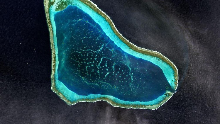 Sebuh pulau kecil di hamparan lautan terlihat lebih indah dalam citra satelit. Nah, seperti apa sih penampakannya?