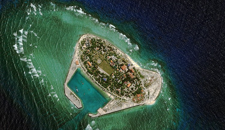 Sebuh pulau kecil di hamparan lautan terlihat lebih indah dalam citra satelit. Nah, seperti apa sih penampakannya?