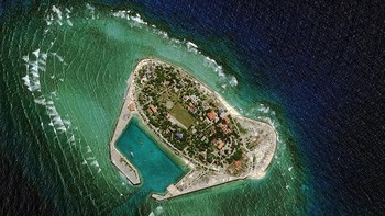 Berikutnya ada penampakan dari Pulau Pugad, sebuah pulau kecil di Vietnam. Sebagai informasi pulau ini awalnya diduduki oleh Filipina hingga kemudian diambil Vietnam pada tahun 1970-an. Foto ini diambil pada 27 Februari 2013.