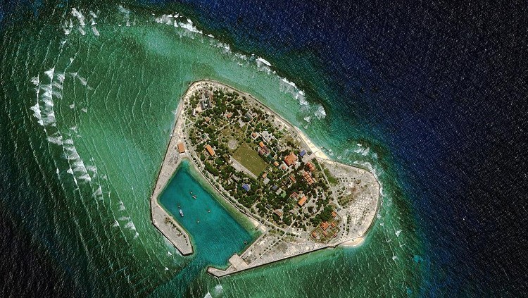 Sebuh pulau kecil di hamparan lautan terlihat lebih indah dalam citra satelit. Nah, seperti apa sih penampakannya?