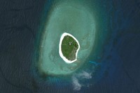Sebuh pulau kecil di hamparan lautan terlihat lebih indah dalam citra satelit. Nah, seperti apa sih penampakannya?