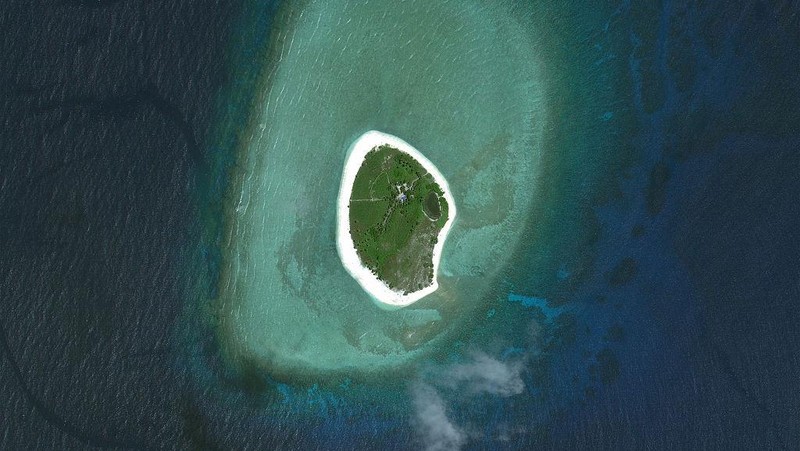 Sebuh pulau kecil di hamparan lautan terlihat lebih indah dalam citra satelit. Nah, seperti apa sih penampakannya?