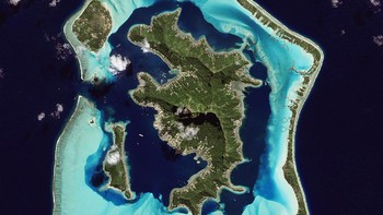Citra satelit berikutnya menampilkan Pulau Bora-bora di Tahiti. Pulau ini merupakan tujuan destinasi paling populer di Samudera Pasifik. Foto indah ini diambil pada 6 Juni 2015.