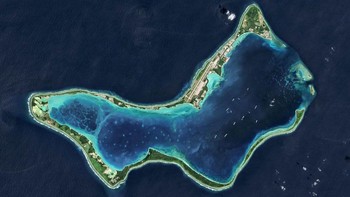 Ini merupakan citra satelit dari pulau terbesar di Kepulauan Chagos, Samudera Hindia. Citra satelit NASA ini diambil pada 2 Juli 2013.