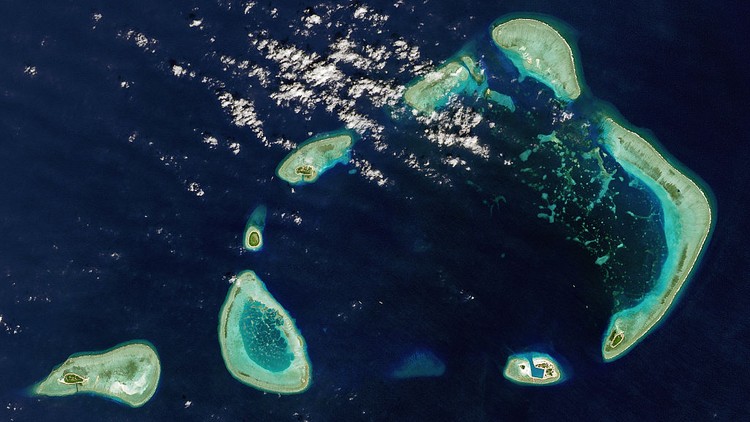 Sebuh pulau kecil di hamparan lautan terlihat lebih indah dalam citra satelit. Nah, seperti apa sih penampakannya?