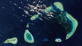 Terakhir, ada gugusan pulau di Kepulauan Bulan Sabit di Laut China Selatan. Jajaran pulau tersebut diantaranya, Antelope Reff, Pulau Pattle, Pulau Drummond, Pulau Duncan, Pulau Palm dan Pulai Robert. Foto ini diambil pada 22 Januari 2016.