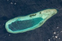 Sebuh pulau kecil di hamparan lautan terlihat lebih indah dalam citra satelit. Nah, seperti apa sih penampakannya?