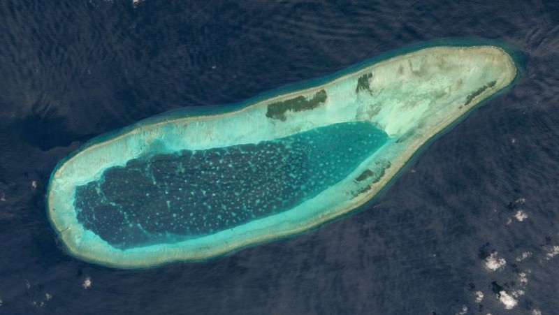 Sebuh pulau kecil di hamparan lautan terlihat lebih indah dalam citra satelit. Nah, seperti apa sih penampakannya?
