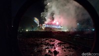 Saat perayaan HUT ke-35 Arema FC, sejumlah Aremania mengibarkan sepanduk dan bendera tepat di Tugu Alun-Alun Malang/Foto: M Bagus Ibrahim/detikJatim