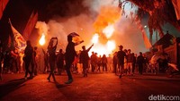 Aremania yang antusias mengikuti long march dari Kayutangan Heritage hingga ke Balai Kota Malang, tak henti-hentinya menyalakan flare dan menyanyikan lagu dukungan untuk Arema FC/Foto: M Bagus Ibrahim/detikJatim