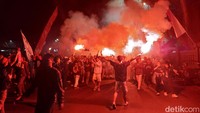 Aremania yang antusias mengikuti long march dari Kayutangan Heritage hingga ke Balai Kota Malang, tak henti-hentinya menyalakan flare dan menyanyikan lagu dukungan untuk Arema FC/Foto: M Bagus Ibrahim/detikJatim