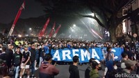 Aremania yang antusias mengikuti long march dari Kayutangan Heritage hingga ke Balai Kota Malang, tak henti-hentinya menyalakan flare dan menyanyikan lagu dukungan untuk Arema FC/Foto: M Bagus Ibrahim/detikJatim